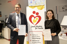 FCC-Präsidiumsmitglied Sidney Balan und die Geschäftsführerin des Ibis Hotels Jena Mareen Zimmermann bekommen das Premium-Familiensiegel überreicht.