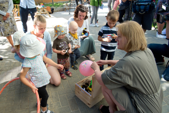 Familienministerin Lisa Paus mit Kindern