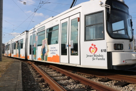 Eine Straßenbahn mit der Werbung für das Bündnis für Familie mit verschiedenen Personen und ihrem Statement für Jena.