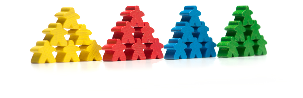 Spielfiguren in 4 unterschiedlichen Farben sind jeweils zu einem Dreick aufeinander gestapelt. Die Dreiecke stehen nebeneinander.