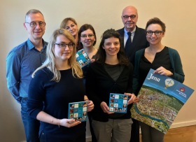 Präsentation der Broschüre und des Panoramastadtplans: Olaf Schroth, Caroline Grunitz (Familienservice); Stefanie Frommann (Koordinatorin Familienbündnis); Christiane Kiel, Nancy Schmidt (Werbeagentur Symposium); Erhard Bückemeier (Vorstandsvorsitzende der Sparkasse Jena Saale-Holzland); Kathleen König (Leiterin Familienzentrum); © Stadt Jena