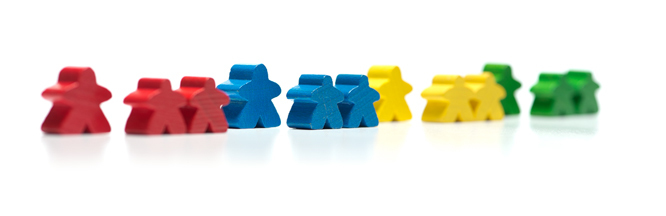 Spielfiguren in vier unterscheidlichen Farben zuvier  Dreieicken übereinander gestapelt