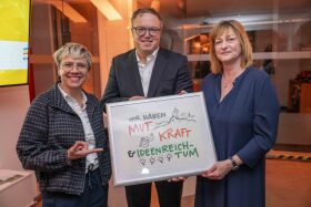 Zwei Frauen und ein Mann mit einer Urkunde: Sandruschka, Mario Voigt, Stefanie Frommann