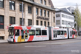 Eine Straßenbahn in Jena auf den Gleisen
